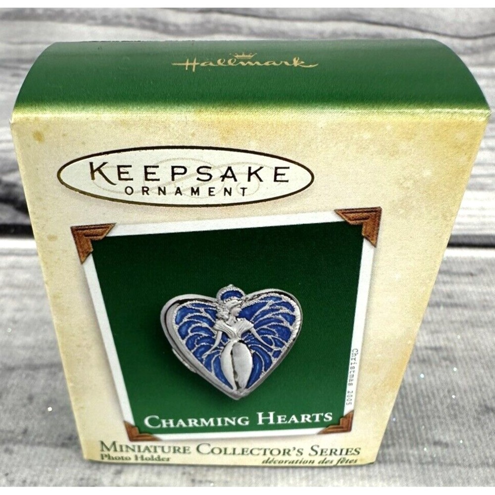 HALLMARK KEEPSAKE 2005 MINIATURE CHRISTMAS ORNAMENT CHARMING HEARTS PHOTO HOLDER